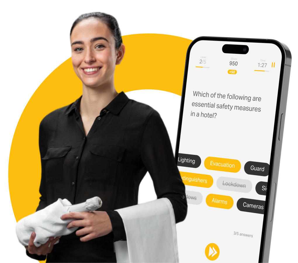 A man with a smartphone in front of the Coach Microlearning logo.